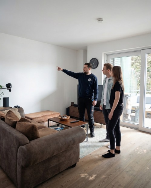 Consultation with a customer in their living room